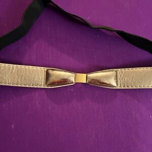 VTG Elegant Silver pleather and gold tone metal stretch elastic Bow Belt.